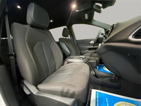 Used 2023 Chrysler Pacifica Touring FWD image 22