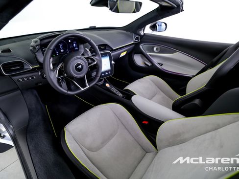 Used 2025 McLaren Artura Spider image 14