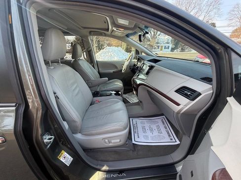 Used 2012 Toyota Sienna XLE image 22