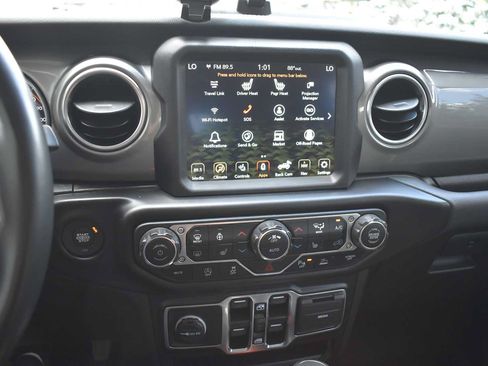 Used 2022 Jeep Wrangler Unlimited Sahara w/ Cold Weather Group AWD/4WD image 18