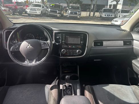 Used 2016 Mitsubishi Outlander SE image 9