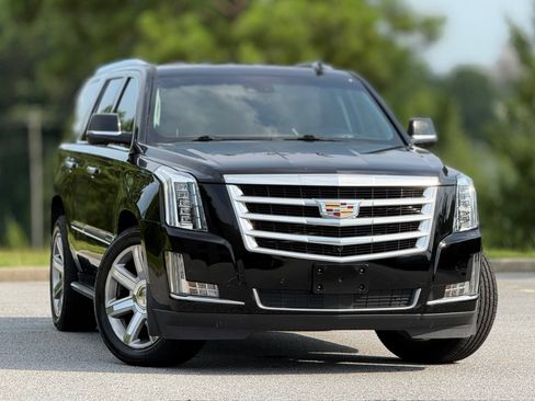 Used 2018 Cadillac Escalade Premium Luxury RWD image 4