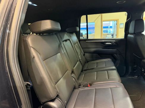 Used 2025 Chevrolet Suburban Z71 image 18