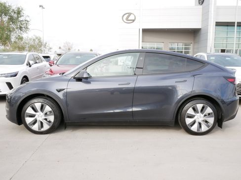 Used 2024 Tesla Model Y Long Range image 3