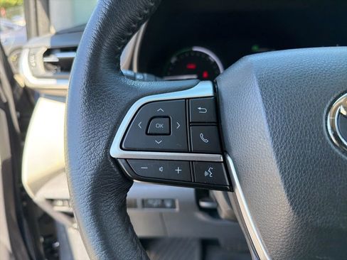 Used 2023 Toyota Sienna XLE AWD/4WD image 16