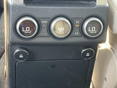 Used 2020 Land Rover Discovery HSE AWD/4WD image 18