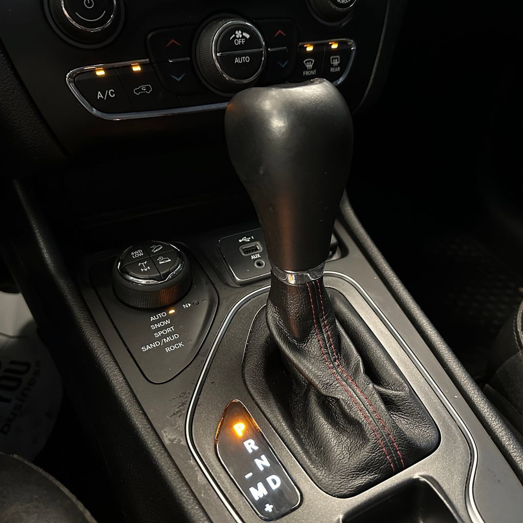 Used 2022 Jeep Cherokee Trailhawk AWD/4WD image 17
