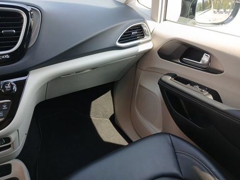 Used 2024 Chrysler Pacifica Touring-L FWD image 30