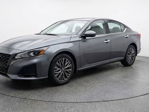 Used 2025 Nissan Altima 2.5 SV FWD image 3