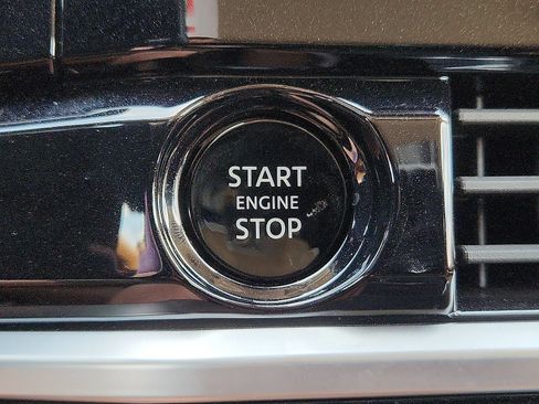Used 2025 Nissan Pathfinder Platinum w/ Black Appearance Package AWD/4WD image 19