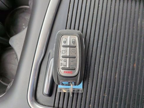 Used 2024 Chrysler Pacifica Limited FWD image 47