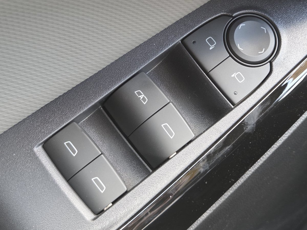 New 2027 Chevrolet Equinox LT w/ Convenience Package II FWD image 36