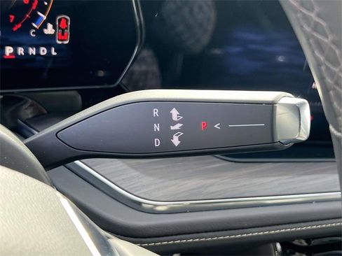 Used 2025 Chevrolet Suburban Premier image 25