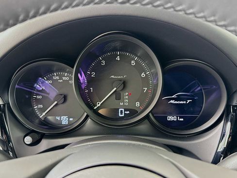 Certified 2025 Porsche Macan T image 16