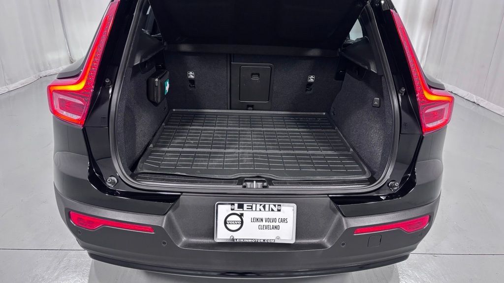 Certified 2026 Volvo XC40 B5 Plus AWD/4WD image 28