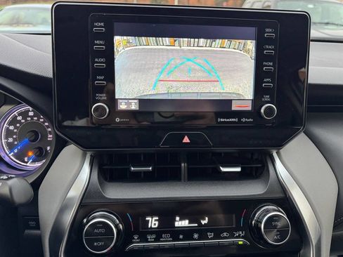 Used 2022 Toyota Venza LE image 13