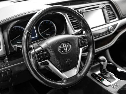 Used 2019 Toyota Highlander XLE FWD image 15