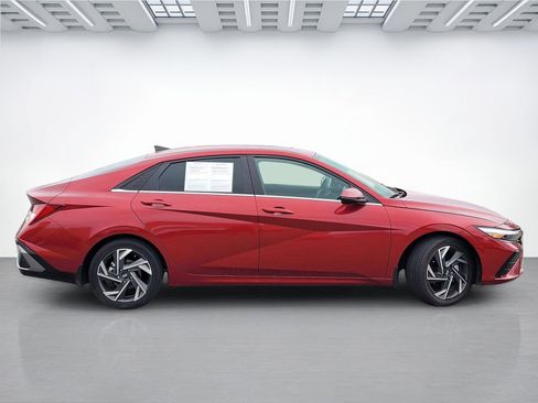 Certified 2024 Hyundai Elantra Limited FWD image 3