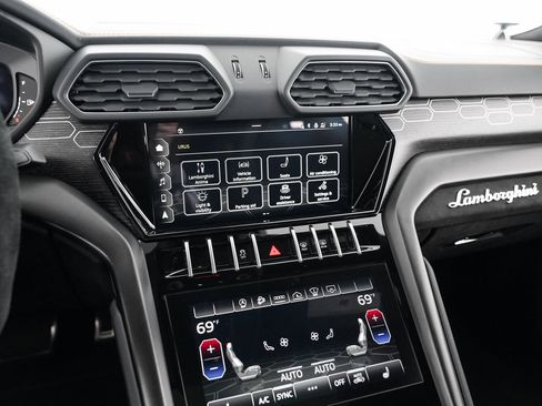 Used 2022 Lamborghini Urus AWD/4WD image 20