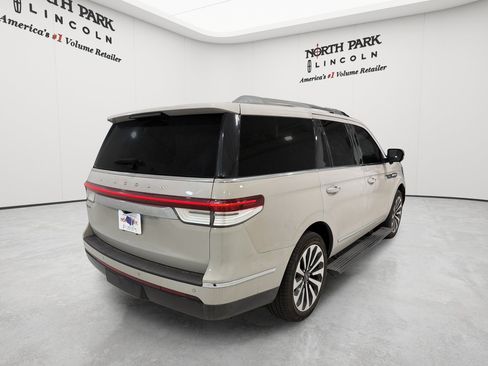 Used 2023 Lincoln Navigator Reserve AWD/4WD image 5