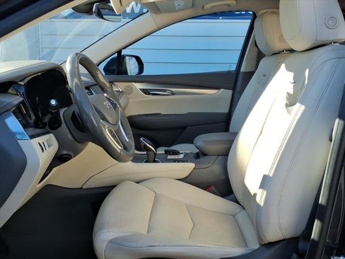 Used 2019 Cadillac XT5 Premium Luxury w/ Driver Assist Package image 9