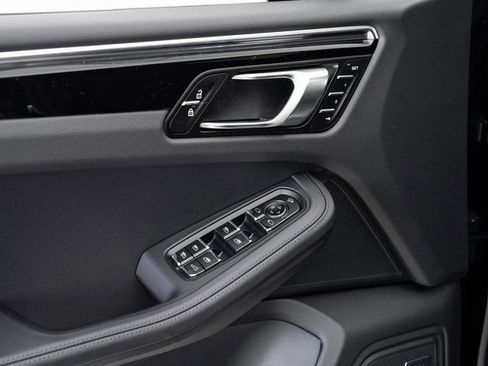 Certified 2025 Porsche Macan image 8