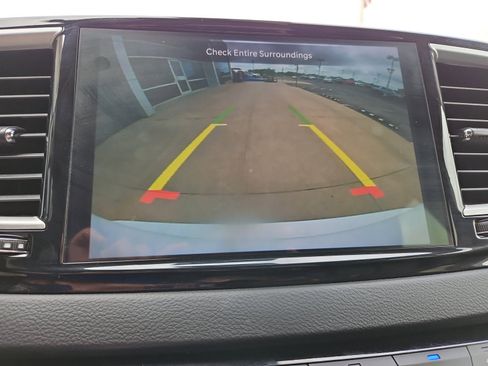 Used 2024 Chrysler Pacifica Touring-L FWD image 11