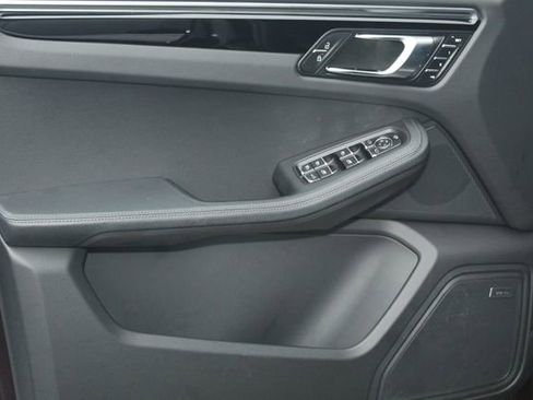 Certified 2025 Porsche Macan image 23