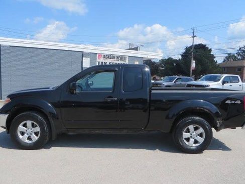 Used 2010 Nissan Frontier SE w/ SE Value Truck Pkg AWD/4WD image 2