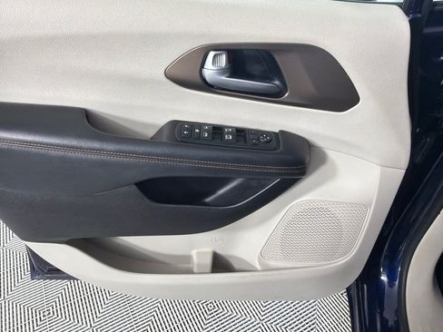 Used 2017 Chrysler Pacifica LX FWD image 11