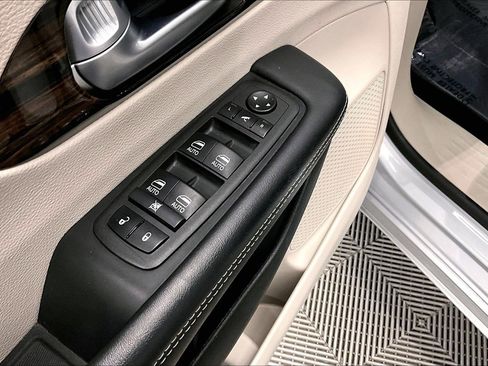 Used 2024 Chrysler Pacifica Limited FWD image 36