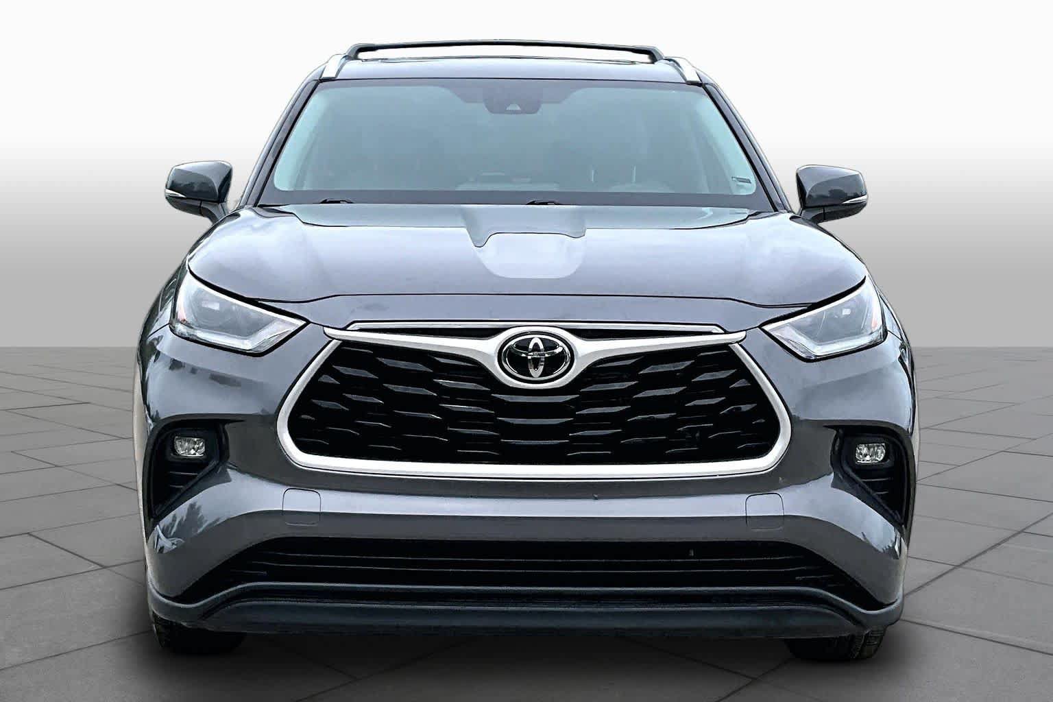 Used 2021 Toyota Highlander XLE AWD/4WD image 4