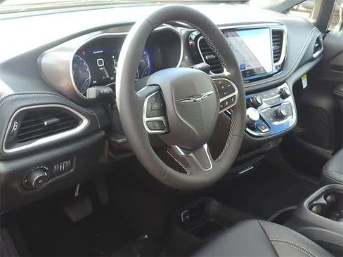 New 2026 Chrysler Pacifica Select image 10