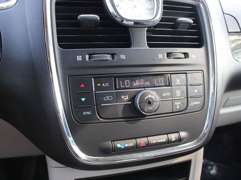 Used 2016 Chrysler Town & Country Touring FWD image 25