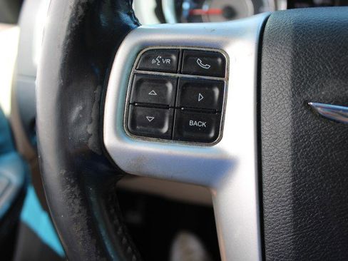 Used 2015 Chrysler Town & Country Touring image 26