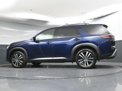 Certified 2025 Nissan Pathfinder Platinum FWD image 32