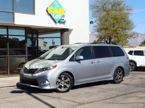 Used 2017 Toyota Sienna SE Premium image 3