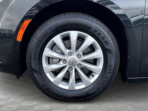 Used 2017 Chrysler Pacifica Touring-L image 9