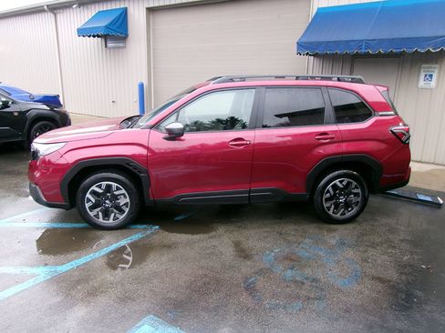 Used 2025 Subaru Forester Premium w/ Convenience Package #1 image 3