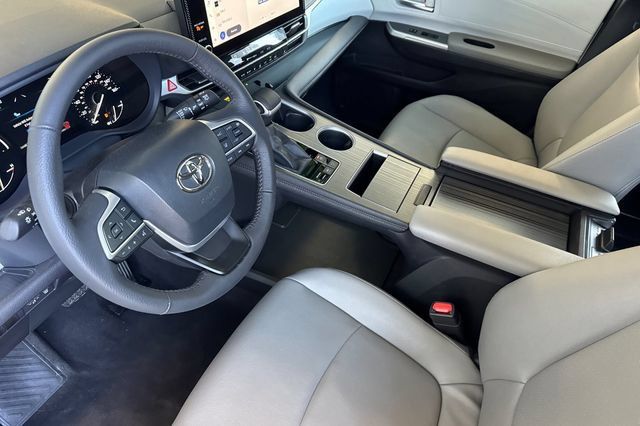 Certified 2026 Toyota Sienna XLE FWD image 12