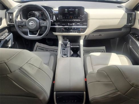 Used 2024 Nissan Pathfinder SL image 12