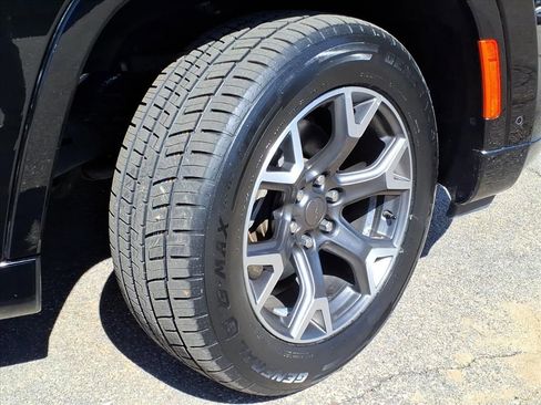 Used 2024 Jeep Wagoneer L Series III w/ Flexible Seating Group AWD/4WD image 9
