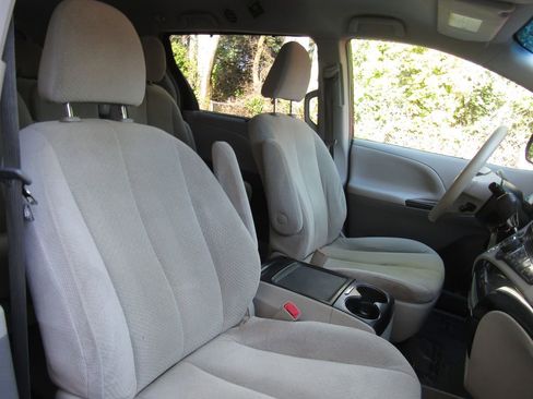 Used 2014 Toyota Sienna LE FWD image 21