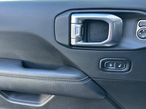 Used 2022 Jeep Wrangler Unlimited Sahara image 8