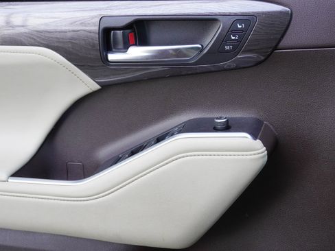 Used 2022 Toyota Highlander Limited image 15