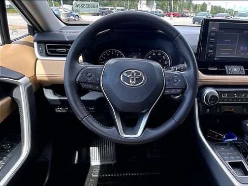 Used 2022 Toyota RAV4 XLE Premium AWD/4WD image 17