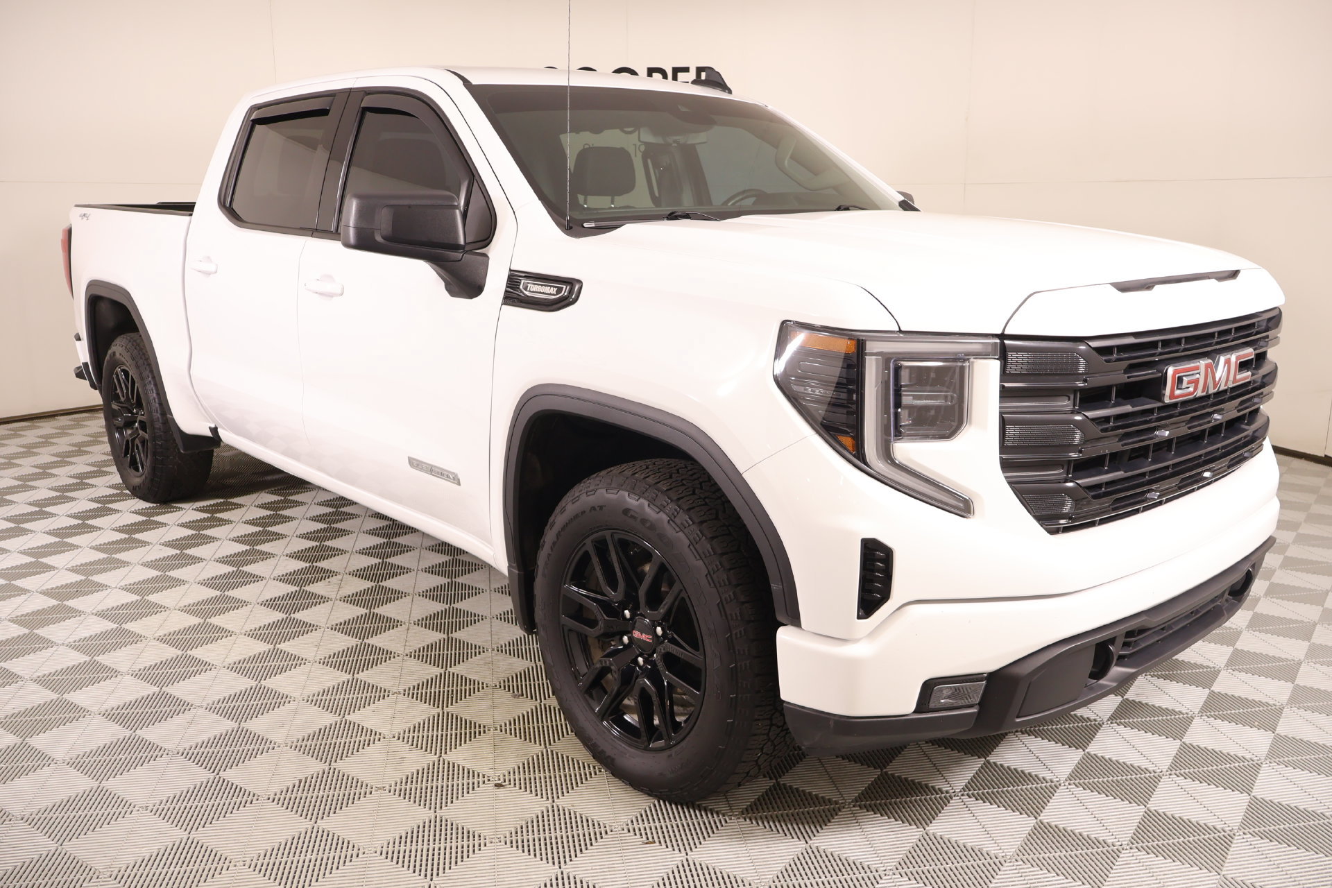 Used 2025 GMC Sierra 1500 Elevation AWD/4WD image 1
