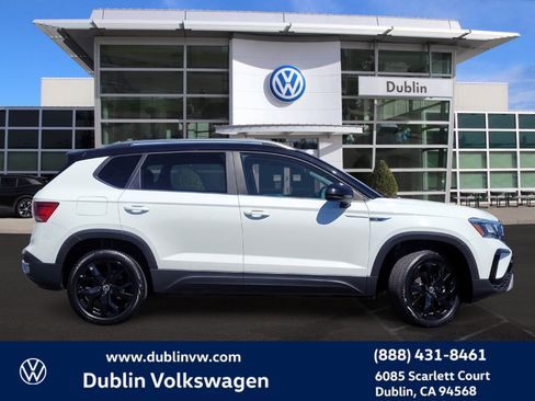 Certified 2023 Volkswagen Taos SE image 3