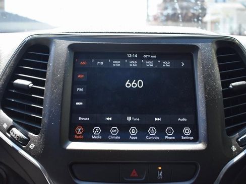 Used 2022 Jeep Cherokee Trailhawk image 16