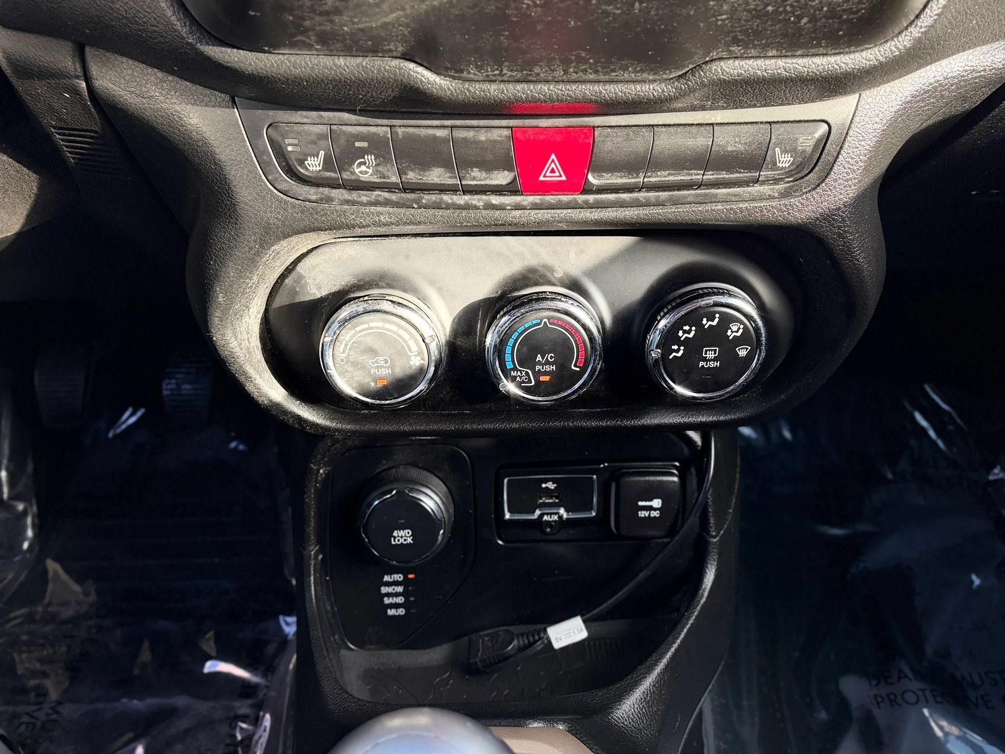 Used 2015 Jeep Renegade Latitude w/ Cold Weather Group II AWD/4WD image 32